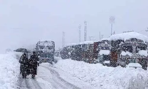 Snowfall : श्रीनगर-जम्मू नेशनल हाईवे अभी भी बंद है