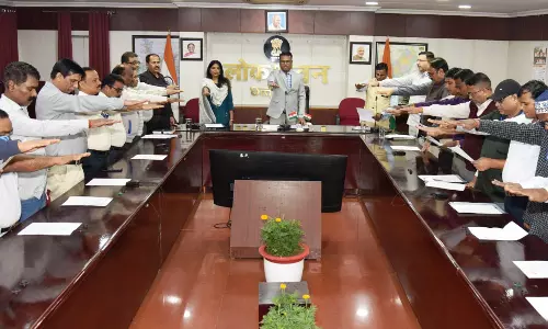 रायपुर लोकभवन के अधिकारियों और कर्मचारियों ने ली राष्ट्रीय मतदाता दिवस की शपथ रायपुर लोकभवन के अधिकारियों और कर्मचारियों ने ली राष्ट्रीय मतदाता दिवस की शपथ