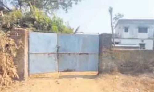 पुलिसकर्मी के फार्महाउस से चल रहे कफ सिरप रैकेट से लोगों में गुस्सा भड़का। पुलिसकर्मी के फार्महाउस से चल रहे कफ सिरप रैकेट से लोगों में गुस्सा भड़का।
