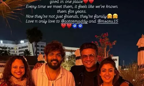 विग्नेश शिवन के साथ नई तस्वीर में नयनतारा ने आर. माधवन और सरिता को Family कहा विग्नेश शिवन के साथ नई तस्वीर में नयनतारा ने आर. माधवन और सरिता को Family कहा