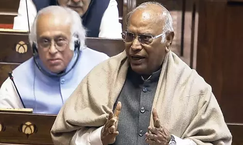 खार्गे ने भाजपा पर गैर-BJP राज्यों के राज्यपालों को परेशान करने का आरोप लगाया खार्गे ने भाजपा पर गैर-BJP राज्यों के राज्यपालों को परेशान करने का आरोप लगाया