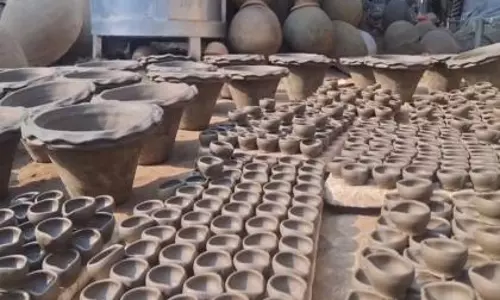मिट्टी से वैश्विक पहचान तक: अशारिकांडी टेराकोटा की तीन दशकों की यात्रा मिट्टी से वैश्विक पहचान तक: अशारिकांडी टेराकोटा की तीन दशकों की यात्रा