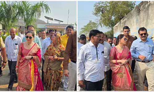 Actress सोनाली कुलकर्णी ने जलगांव जिले में CM के पंचायत राज अभियान में हिस्सा लेने के लिए ग्रामीणों से अपील की