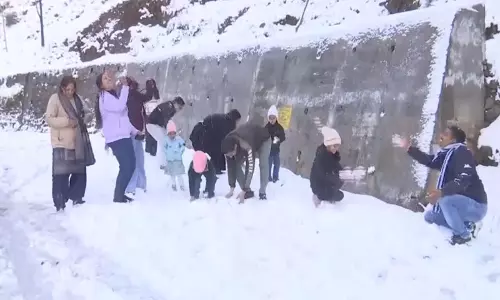 भारी बर्फबारी के कारण Rajouri का कोट्रांका बुढाल पर्यटन का प्रमुख केंद्र बन गया भारी बर्फबारी के कारण Rajouri का कोट्रांका बुढाल पर्यटन का प्रमुख केंद्र बन गया