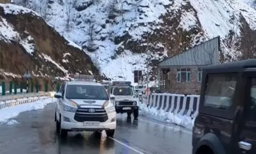 जम्मू-कश्मीर: NH-44 तीसरे दिन भी बंद रहने के कारण मरम्मत का काम जारी जम्मू-कश्मीर: NH-44 तीसरे दिन भी बंद रहने के कारण मरम्मत का काम जारी