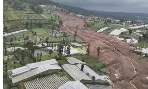 Indonesia भूस्खलन: बचावकर्मी मलबे में लापता लोगों की तलाश में Indonesia भूस्खलन: बचावकर्मी मलबे में लापता लोगों की तलाश में