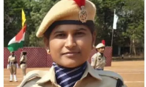 Telangana: तस्करी गिरोह की कार ने महिला पुलिसकर्मी को कुचला, हालत गंभीर Telangana: तस्करी गिरोह की कार ने महिला पुलिसकर्मी को कुचला, हालत गंभीर