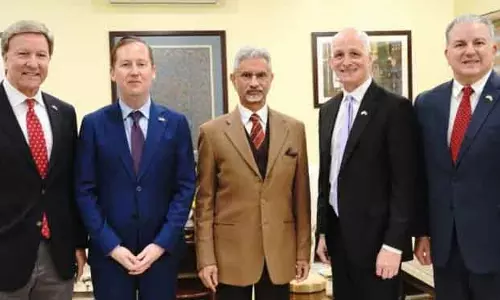 विदेश मंत्री जयशंकर ने अमेरिकी सांसदों से मुलाकात की; द्विपक्षीय संबंधों पर चर्चा की।
