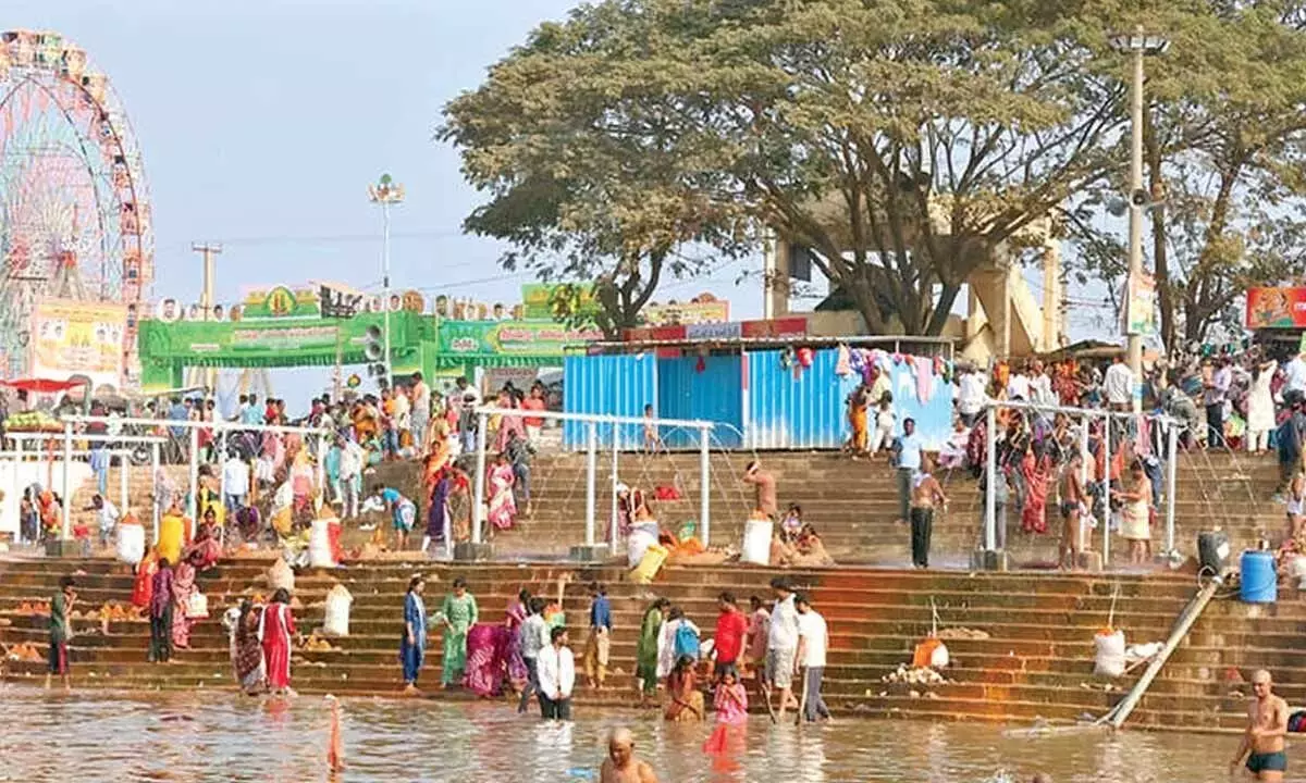 Telangana: स्नान घाटों पर पवित्र स्नान के लिए विशेष सुविधाएं स्थापित Telangana: स्नान घाटों पर पवित्र स्नान के लिए विशेष सुविधाएं स्थापित