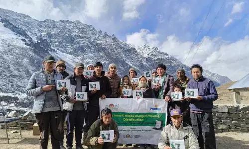 Himachal: दूरदराज के गांवों में सोलर लैंप, फोन चार्जर बांटे गए Himachal: दूरदराज के गांवों में सोलर लैंप, फोन चार्जर बांटे गए