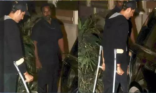 Hrithik Roshan छड़ी लेकर चल रहे हैं.. फैंस टेंशन में आ रहे Hrithik Roshan छड़ी लेकर चल रहे हैं.. फैंस टेंशन में आ रहे