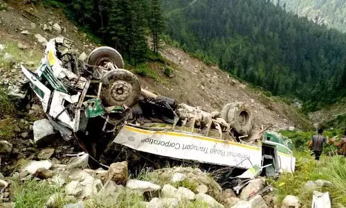 मुश्किल इलाका सड़क हादसों का मुख्य कारण: Report मुश्किल इलाका सड़क हादसों का मुख्य कारण: Report