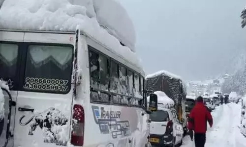 Manali में बर्फबारी से जनजीवन ठप, नेशनल हाईवे पर पर्यटक फंसे Manali में बर्फबारी से जनजीवन ठप, नेशनल हाईवे पर पर्यटक फंसे