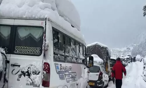Manali में बर्फबारी से जनजीवन अस्त-व्यस्त, पर्यटक राष्ट्रीय राजमार्ग पर फंसे