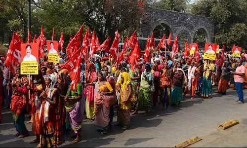 Nashik : हजारों आदिवासी किसानों ने अपनी लंबित मांगों को लेकर मुंबई के लिए लंबा मार्च शुरू किया Nashik : हजारों आदिवासी किसानों ने अपनी लंबित मांगों को लेकर मुंबई के लिए लंबा मार्च शुरू किया