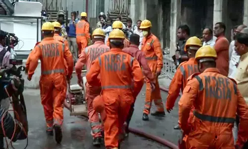 AC फटने के बाद हॉस्टल के कमरे में 6 लड़कियां बेहोश पाई गईं AC फटने के बाद हॉस्टल के कमरे में 6 लड़कियां बेहोश पाई गईं