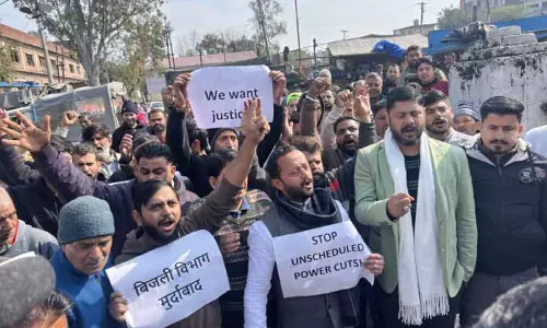 UDHAMPUR: कांग्रेस ने बिजली कटौती के खिलाफ विरोध प्रदर्शन किया