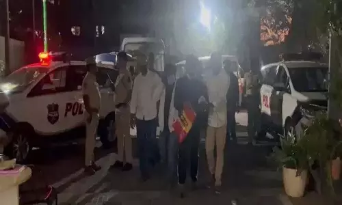 हैदराबाद के पंजागुट्टा में पांच छात्र MDMA ड्रग्स के साथ पकड़े गए हैदराबाद के पंजागुट्टा में पांच छात्र MDMA ड्रग्स के साथ पकड़े गए