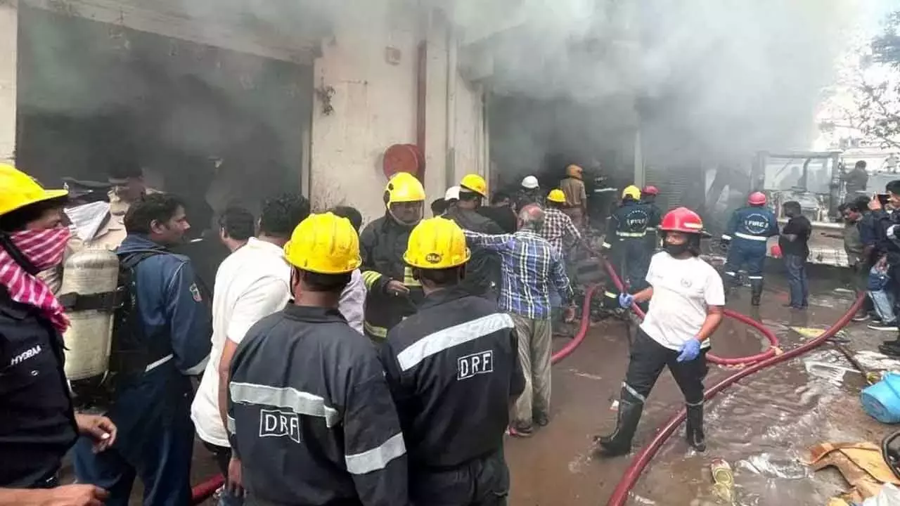 Nampally में फर्नीचर की दुकान में आग लगने से पांच लोगों की मौत Nampally में फर्नीचर की दुकान में आग लगने से पांच लोगों की मौत