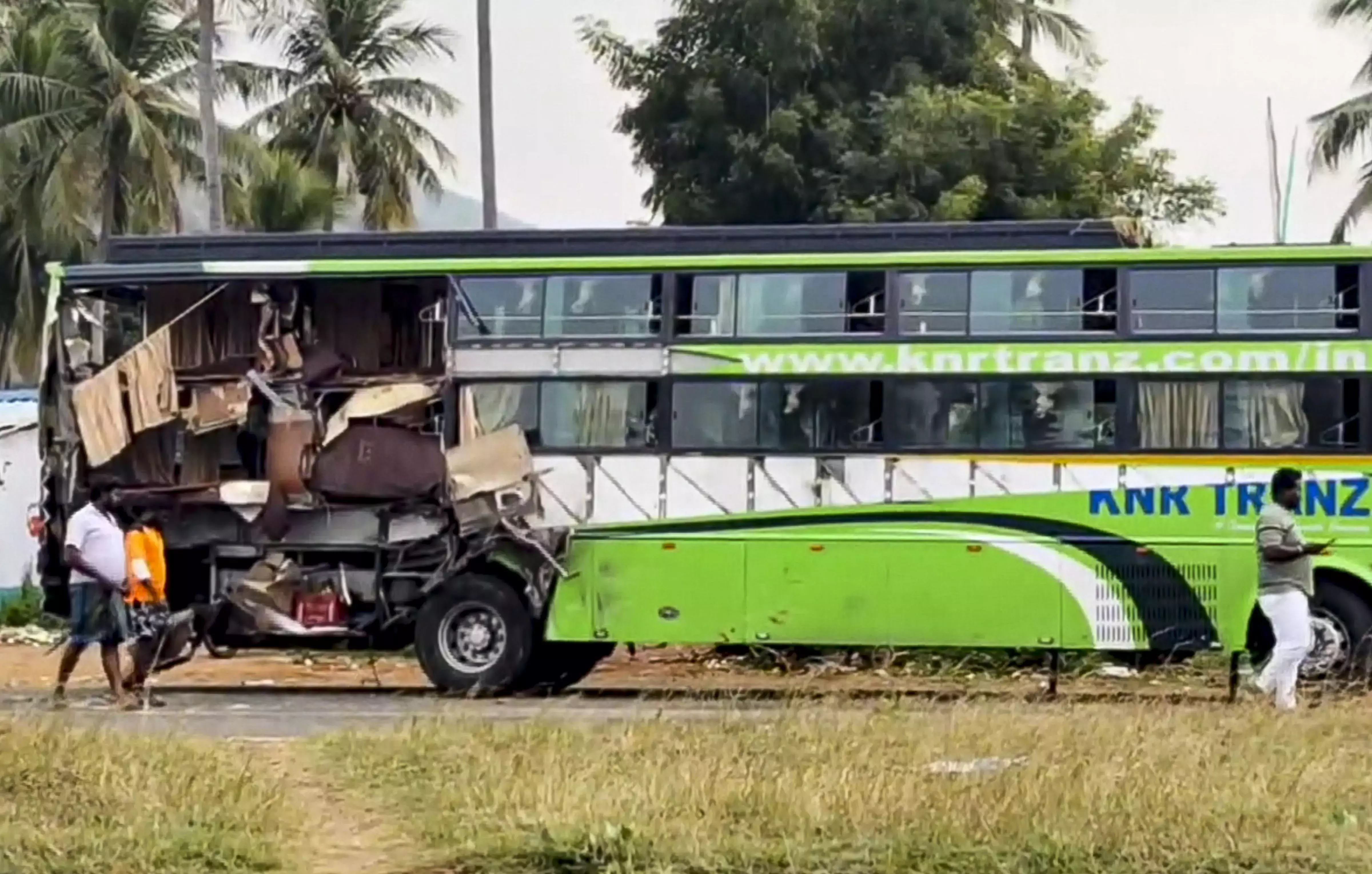 Madurai के मेलूर के पास खड़ी गाड़ी से बस टकराने से तीन लोगों की मौत, 15 घायल Madurai के मेलूर के पास खड़ी गाड़ी से बस टकराने से तीन लोगों की मौत, 15 घायल