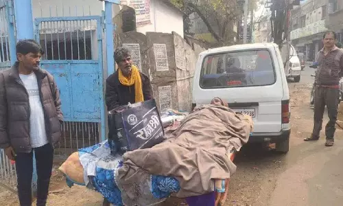 MP के सागर में एक बुजुर्ग व्यक्ति ने ठेले पर पत्नी को ले जाते समय उसे खो दिया MP के सागर में एक बुजुर्ग व्यक्ति ने ठेले पर पत्नी को ले जाते समय उसे खो दिया