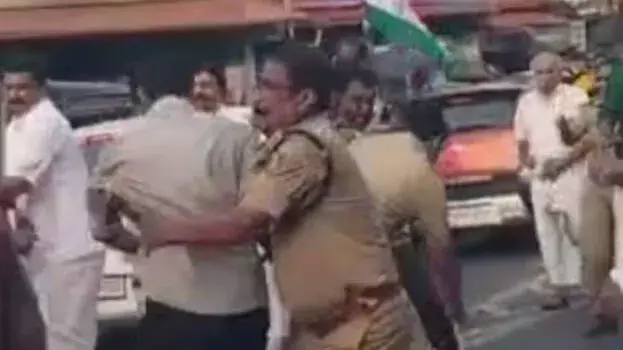 Kerala: इस्तीफे की मांग को लेकर निकाले गए मार्च में सियासी टकराव Kerala: इस्तीफे की मांग को लेकर निकाले गए मार्च में सियासी टकराव