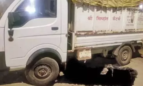 नाले पर बनी सड़क धंसी, बढ़ई चाल के पास बड़ा हादसा टला, फंसी पिकअप