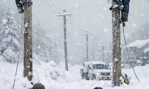 बर्फ़ीले तूफ़ान से Manali ठप, सैकड़ों लोग फंसे