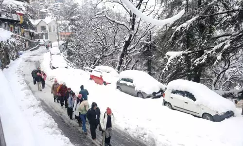बर्फबारी के बाद Himachal में जनजीवन ठप हो गया है