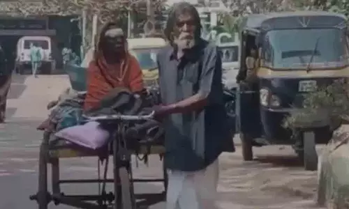 75 साल के आदमी ने लकवाग्रस्त पत्नी का इलाज कराने के लिए रिक्शा से 300 Km का सफर तय किया 75 साल के आदमी ने लकवाग्रस्त पत्नी का इलाज कराने के लिए रिक्शा से 300 Km का सफर तय किया