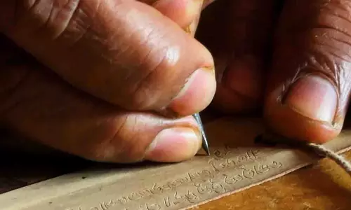 Odisha के फार्मासिस्ट ने बचाई ताड़-पत्र पांडुलिपियों की विरासत Odisha के फार्मासिस्ट ने बचाई ताड़-पत्र पांडुलिपियों की विरासत