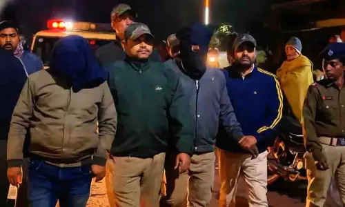 Odisha में बैंक ऑफ महाराष्ट्र में 5 करोड़ रुपये की लूट: दो आरोपी गिरफ्तार Odisha में बैंक ऑफ महाराष्ट्र में 5 करोड़ रुपये की लूट: दो आरोपी गिरफ्तार