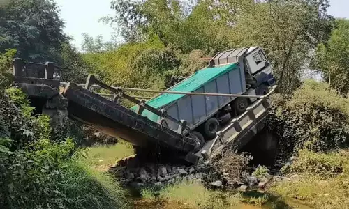 खोरधा में पुल गिरने से ट्रैफिक बाधित; गांवों से सड़क संपर्क टूटा खोरधा में पुल गिरने से ट्रैफिक बाधित; गांवों से सड़क संपर्क टूटा