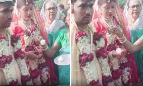 viral wedding वीडियो में दुल्हन का पलक झपकते ही रसगुल्ला पकड़ना सबका दिल जीत लेता viral wedding वीडियो में दुल्हन का पलक झपकते ही रसगुल्ला पकड़ना सबका दिल जीत लेता