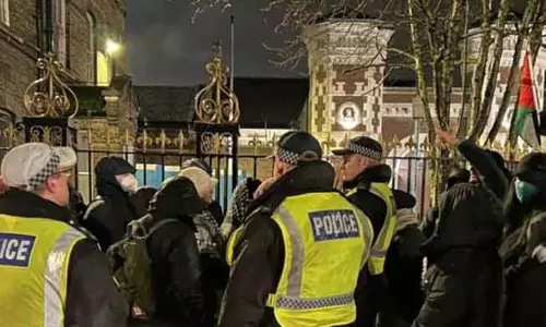 London: जेल के बाहर प्रदर्शन, 86 लोग गिरफ्तार London: जेल के बाहर प्रदर्शन, 86 लोग गिरफ्तार