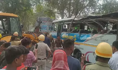Race के भयानक नतीजे, यात्री बस पलटी, 1 की मौत