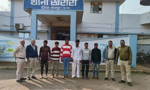 खरोरा पुलिस ने बदमाशों को किया गिरफ्तार, धारदार चाकू और स्कॉर्पियो वाहन जब्त खरोरा पुलिस ने बदमाशों को किया गिरफ्तार, धारदार चाकू और स्कॉर्पियो वाहन जब्त