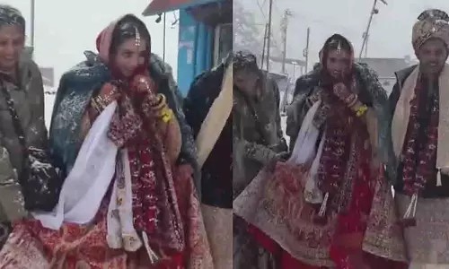 भारी बर्फबारी के बीच त्रियुगीनारायण मंदिर में Meerut के कपल की शादी