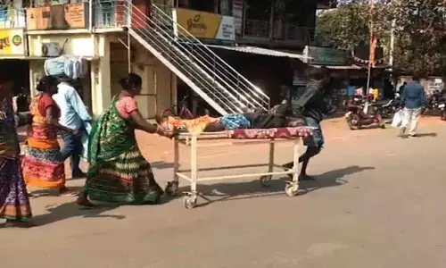 Sambalpur: एम्बुलेंस की कमी, मरीज को सड़क पर स्ट्रेचर पर ले जाया गया Sambalpur: एम्बुलेंस की कमी, मरीज को सड़क पर स्ट्रेचर पर ले जाया गया