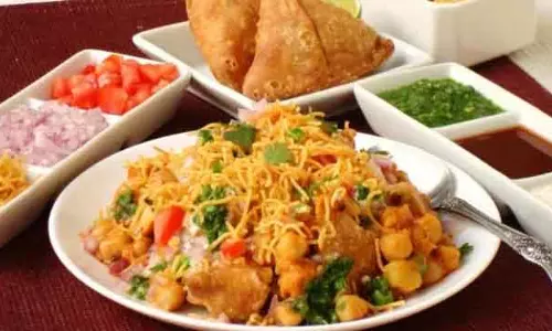 घर पर बनाएं बाजार जैसी चटपटी समोसा चाट, आसान Recipe घर पर बनाएं बाजार जैसी चटपटी समोसा चाट, आसान Recipe