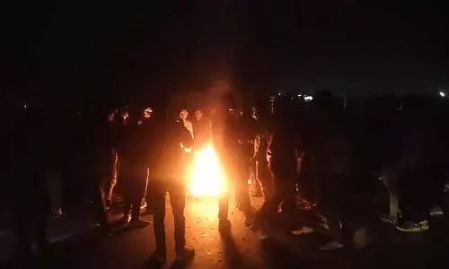 Mekhliganj में नाबालिग लड़की से कथित तौर पर रेप, स्टेट हाईवे पर लगी आग Mekhliganj में नाबालिग लड़की से कथित तौर पर रेप, स्टेट हाईवे पर लगी आग