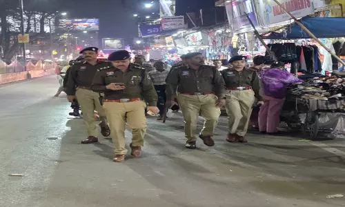 कमिश्नरेट रायपुर मध्य जोन में विजिबल पुलिसिंग, पैदल पेट्रोलिंग व संदिग्ध चेकिंग कमिश्नरेट रायपुर मध्य जोन में विजिबल पुलिसिंग, पैदल पेट्रोलिंग व संदिग्ध चेकिंग