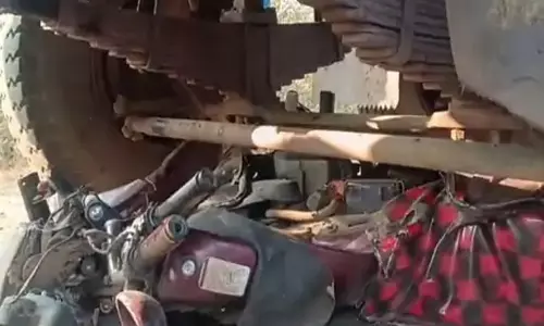 तेज रफ्तार ट्रक ने बाइक को टक्कर मारी, पिता की मौत, बेटा घायल तेज रफ्तार ट्रक ने बाइक को टक्कर मारी, पिता की मौत, बेटा घायल