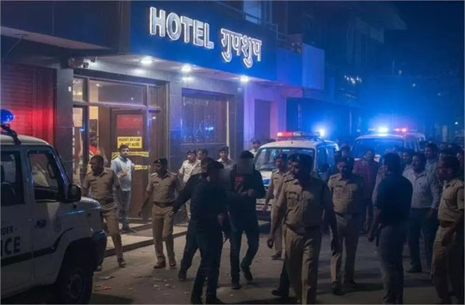 Jammu-Kashmir: Hotel की आड़ में चल रहा गंदा खेल, पुलिस ने अचानक की छापेमारी Jammu-Kashmir: Hotel की आड़ में चल रहा गंदा खेल, पुलिस ने अचानक की छापेमारी