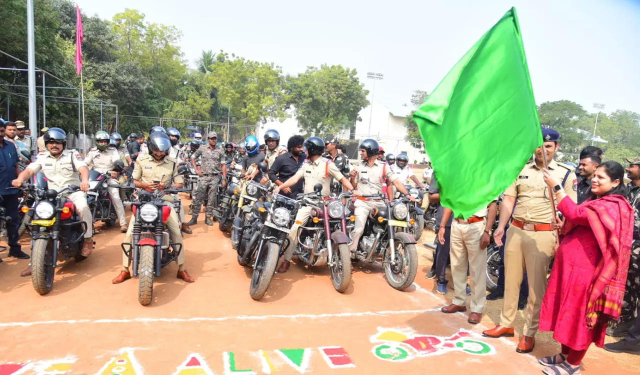 सड़क सुरक्षा के बारे में जागरूकता फैलाने के लिए करीमनगर में बाइक रैली निकाली गई सड़क सुरक्षा के बारे में जागरूकता फैलाने के लिए करीमनगर में बाइक रैली निकाली गई