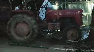 Bihar: घर में जा घुसा बेकाबू ट्रैक्टर, तीन लोग घायल Bihar: घर में जा घुसा बेकाबू ट्रैक्टर, तीन लोग घायल