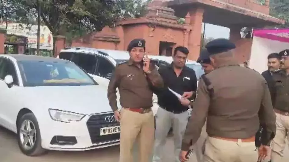कारों की हेरा-फेरी करने वाला मास्टरमाइंड अरेस्ट, कई लग्जरी गाड़ियां जब्त कारों की हेरा-फेरी करने वाला मास्टरमाइंड अरेस्ट, कई लग्जरी गाड़ियां जब्त