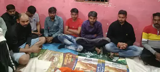 21 जुआरी गिरफ्तार, 2 लाख कैश और 25 मोबाइल जब्त 21 जुआरी गिरफ्तार, 2 लाख कैश और 25 मोबाइल जब्त