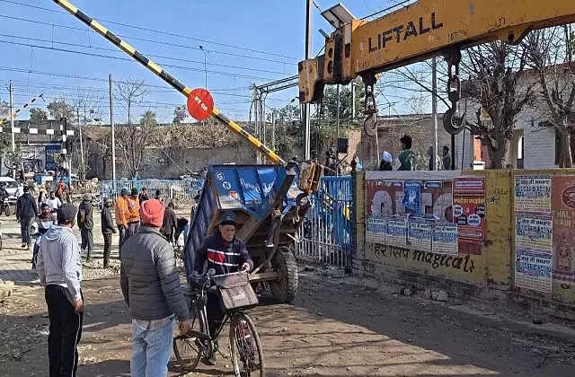 Punjab: रेलवे क्रॉसिंग पर हादसा, ड्राइवर ने कूदकर बचाई जान Punjab: रेलवे क्रॉसिंग पर हादसा, ड्राइवर ने कूदकर बचाई जान