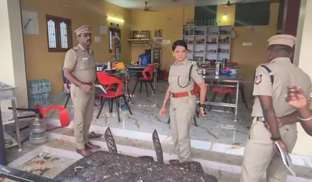 Perambalur के पास देसी बम से बदमाश को मारने की कोशिश: 2 सुरक्षाकर्मी घायल Perambalur के पास देसी बम से बदमाश को मारने की कोशिश: 2 सुरक्षाकर्मी घायल